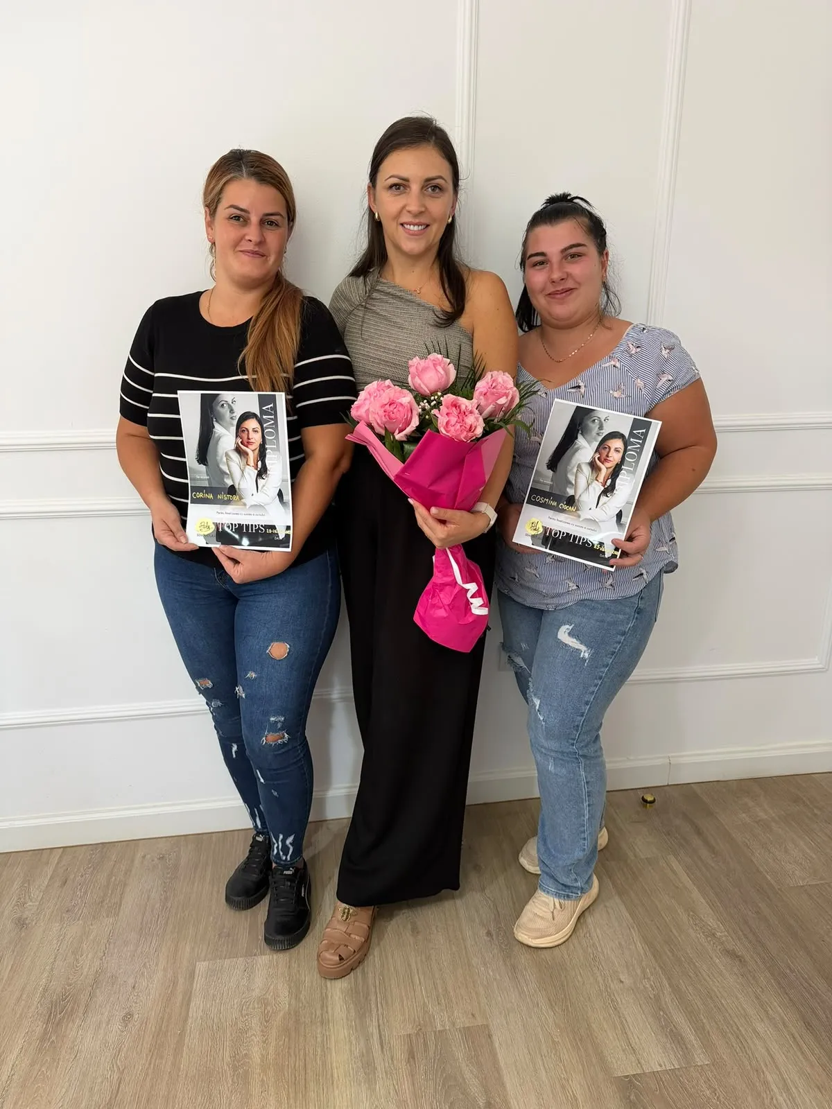 Alexandra cu două cursante, cu diplomele de absolvire