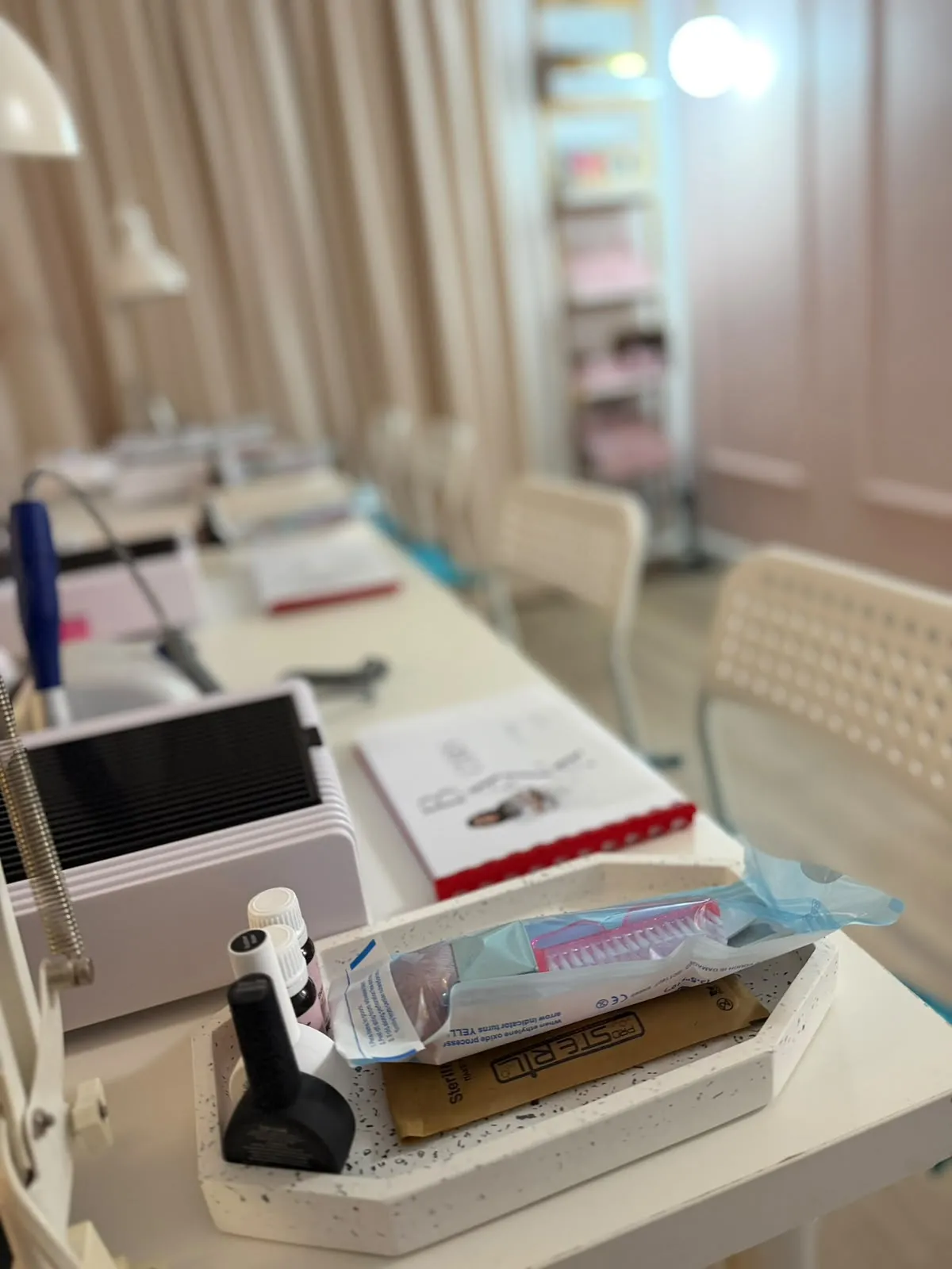 Masă de lucru pregătită pentru curs