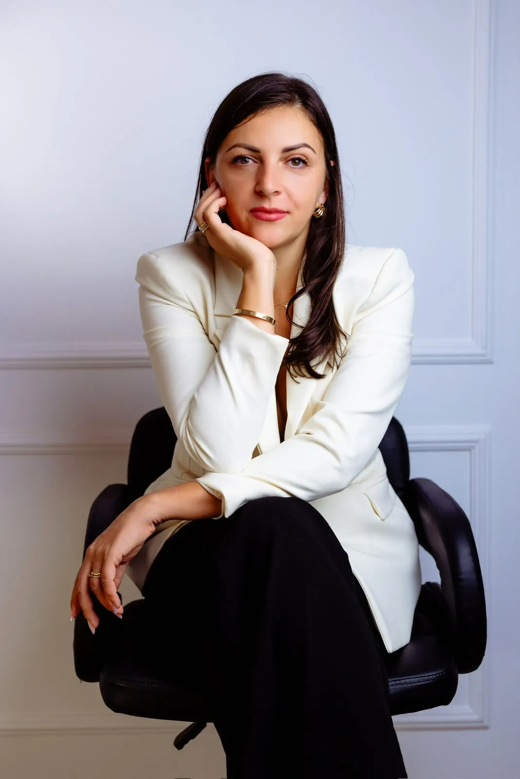 Portret Alexandra Zelinschi, în sacou alb